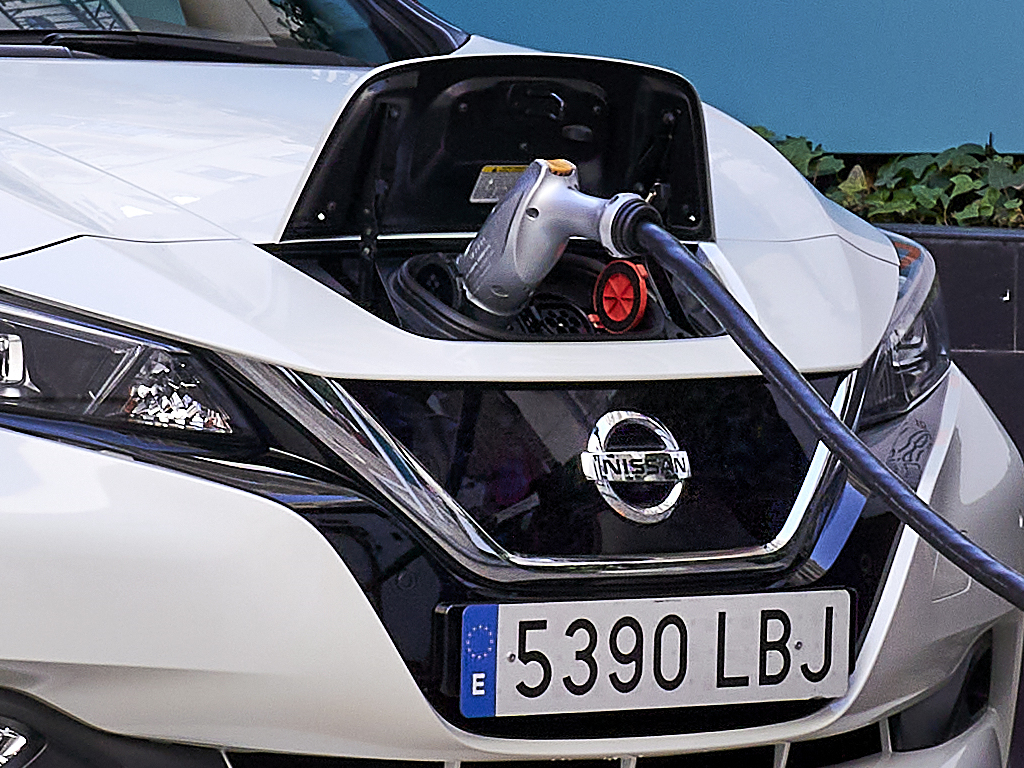 Nissan y Repsol firman un acuerdo de colaboración para promover la movilidad eléctrica